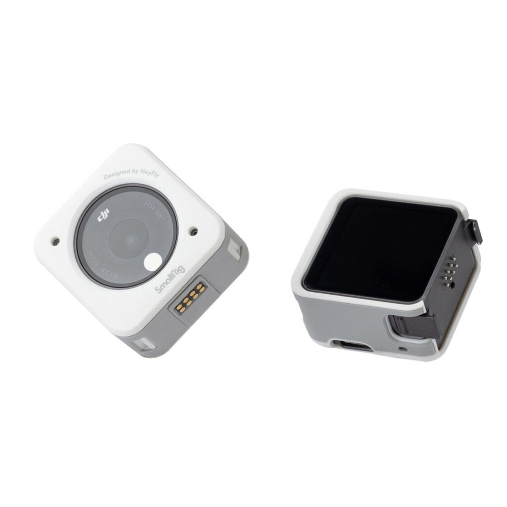 SmallRig-3626-8 Kaksi valkoista SmallRig 3626 magneettikoteloa DJI Action 2:lle, molemmat pieniä ja neliön muotoisia, joissa on pyöristetyt reunat. Toisessa kotelossa näkyy objektiivin aukko, toisessa musta takaosa. Kummassakin on liitäntänastat ja USB-portti sivulla.