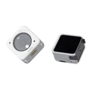 SmallRig-3626-8 Kaksi valkoista SmallRig 3626 magneettikoteloa DJI Action 2:lle, molemmat pieniä ja neliön muotoisia, joissa on pyöristetyt reunat. Toisessa kotelossa näkyy objektiivin aukko, toisessa musta takaosa. Kummassakin on liitäntänastat ja USB-portti sivulla.