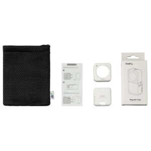 SmallRig-3626-9 Musta verkkopussi, käyttöohjeet, kolme pientä valkoista kameratarviketta ja valkoinen laatikko, jossa lukee "SmallRig 3626 Magnetic Case for DJI Action 2 (White)", ovat vierekkäin valkoisella pohjalla.