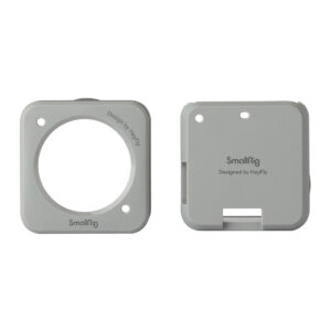 SmallRig-3627-2 Kaksi neliönmuotoista, vaaleanharmaata SmallRig 3627 Magneettikoteloa DJI Action 2:lle (harmaa) näytetään vierekkäin; toisessa on suuri pyöreä aukko, kun taas toinen on kiinteä, ja siinä on suorakulmainen aukko ja kaksi pientä reikää yläosassa.