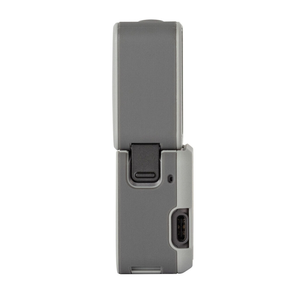 SmallRig-3627-5 Sivukuva SmallRig 3627 Magnetic Case for DJI Action 2 (harmaa) - pienikokoinen, suorakulmainen elektroninen lisävaruste, jossa on sarana keskellä ja USB-portti alaosassa.