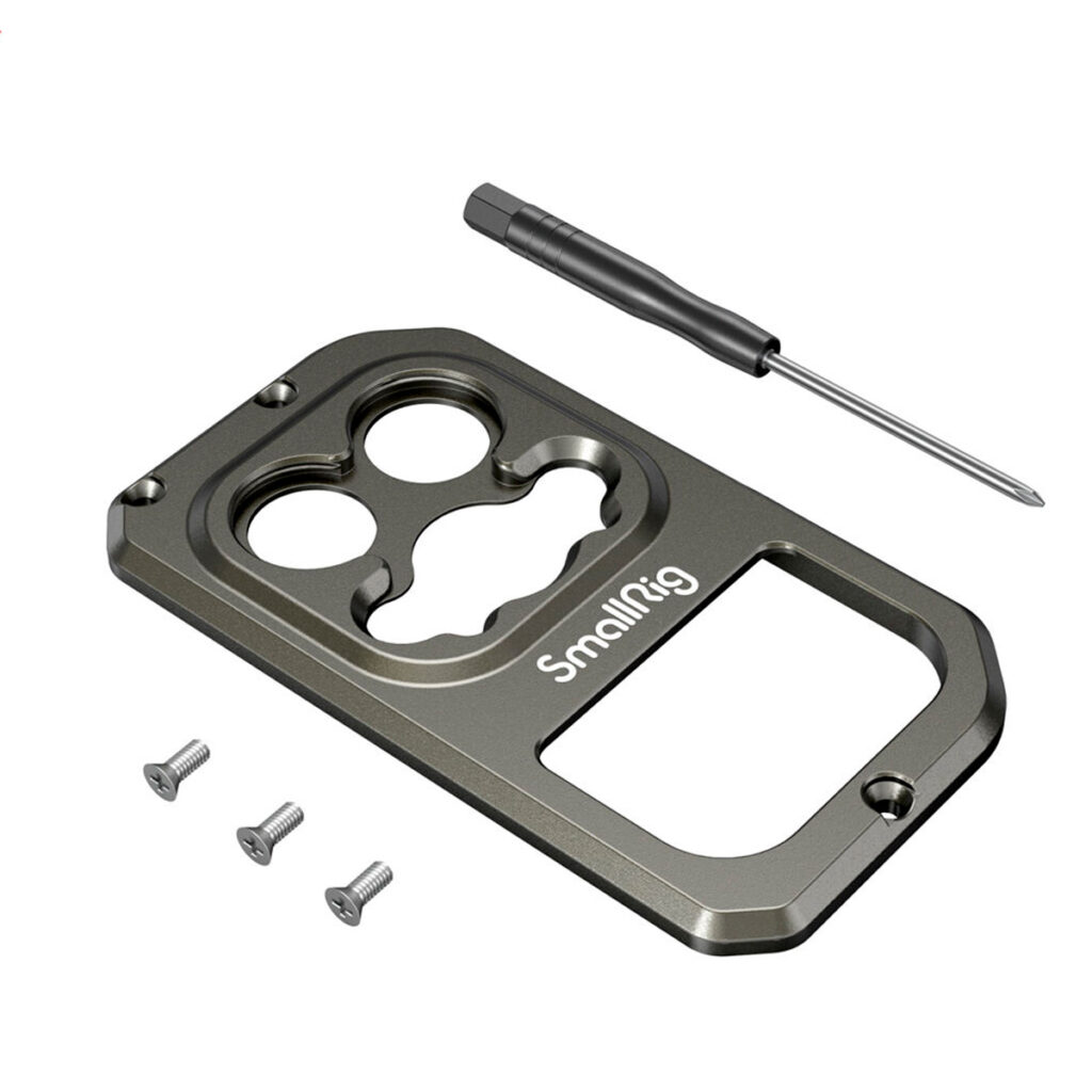 SmallRig-3634-3 SmallRig 3634 17 mm:n kierteinen objektiivin taustalevy iPhone 13 Pro Max -häkkiin, jossa on kolme ruuvia, leikkaus ja pieni ruuvimeisseli valkoisella pohjalla.