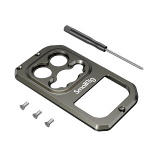 SmallRig-3634-3 SmallRig 3634 17 mm:n kierteinen objektiivin taustalevy iPhone 13 Pro Max -häkkiin, jossa on kolme ruuvia, leikkaus ja pieni ruuvimeisseli valkoisella pohjalla.