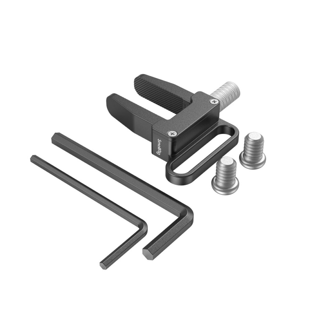 SmallRig-3637-3 SmallRig 3637 HDMI-kaapelipuristin valituille kamerahäkeille sisältää mustan puristimen, kaksi L-muotoista kuusiokoloavainta ja kaksi hopeaa ruuvia, jotka on järjestetty siististi valkoisella pohjalla.