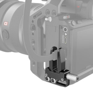 SmallRig-3637-4 Lähikuva SmallRig 3637 HDMI-kaapelikiinnittimestä, joka on kiinnitetty kameran häkkiin ja kiinnittää HDMI-kaapelin kameran kylkeen. Mustassa kiinnittimessä on metalliruuvit ja kuvioitu ote, joka estää kaapelin liikkumisen tai vahingoittumisen.