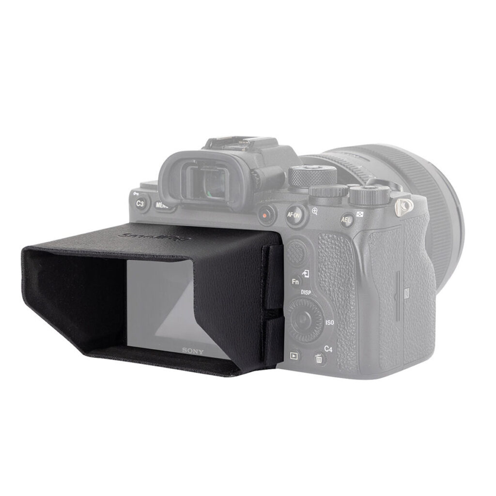 SmallRig-3638-1 SmallRig 3638 -aurinkosuoja tietyille Sony A7/A9/A1 -kameroille kiinnittyy LCD-näyttöön ja estää valoa ja parantaa näkyvyyttä. Suuren, mustan, suorakulmaisen hupun muotoilu parantaa tehokkaasti katselukokemusta.