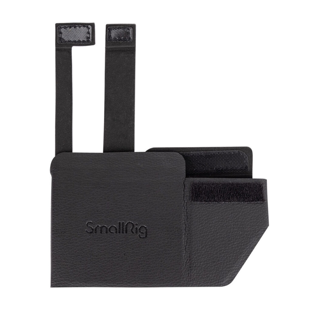 SmallRig-3638-3 SmallRig 3638 Aurinkosuoja valituille Sony A7/A9/A1 -kameroille on musta pussi, jossa on kaksi tarranauhahihnaa, sivutasku, kuvioitu materiaali ja SmallRig-logo kohokuvioitu etupuolelle.