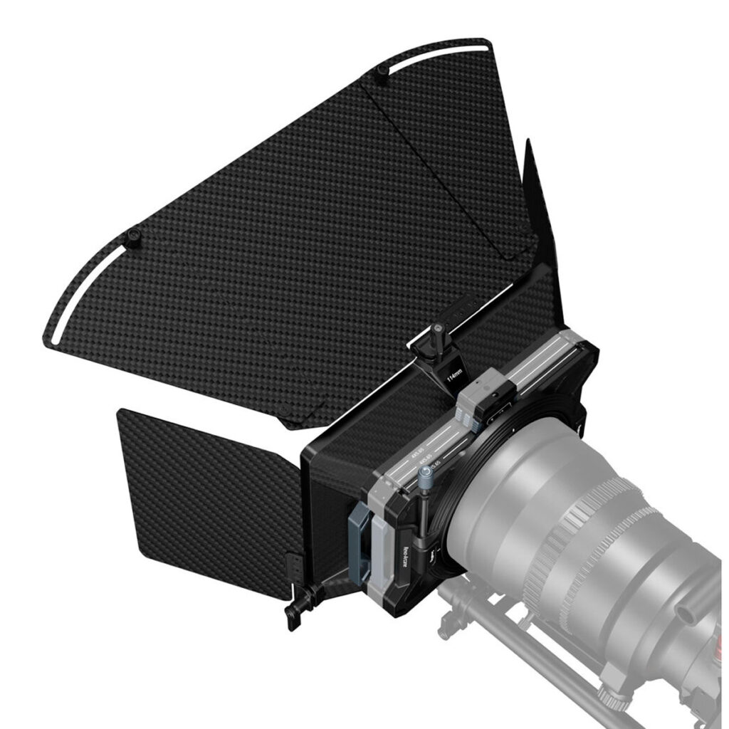 SmallRig-3641-3 SmallRig 3641 Lightweight Multifunctional Modular Matte Box 114mm Basic Kit sisältää hiilikuituliput, ja se kiinnitetään kameran objektiiviin estämään ei-toivottua valoa ja vähentämään linssin häikäisyä kuvaamisen aikana.