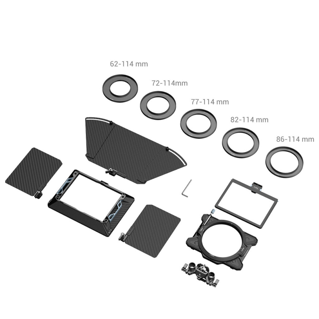 SmallRig-3641-4 SmallRig 3641 Lightweight Multifunctional Modular Matte Box 114mm Basic Kit sisältää hiilikuituiset sivu- ja yläliput, useita sovitinrenkaita eri suodinkokoja varten, suodatinkehyksen, ruuvit ja kiinnitystarvikkeet - kaikki kuvassa valkoisella pohjalla.