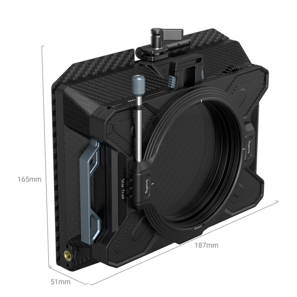 SmallRig-3645-2 SmallRig 3645 Lightweight Multifunctional Modular Matte Box (95mm) VND Kitissä on musta suorakulmainen muotoilu, jossa on hiilikuituinen rakenne, metalliruuvit ja säätönupit. Mitat: 165mm korkea, 187mm leveä, 51mm syvä.