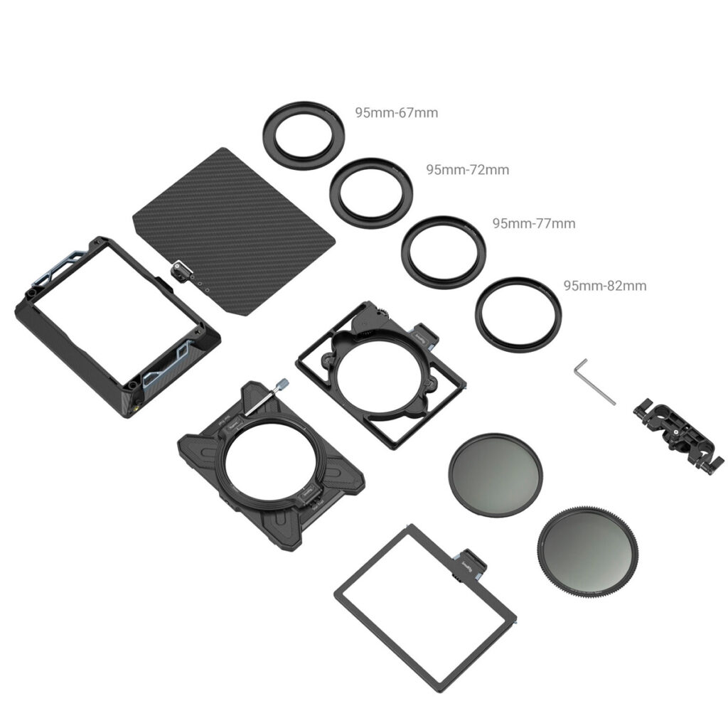 SmallRig-3645-4 Kuva SmallRig 3645 Lightweight Multifunctional Modular Matte Box (95mm) VND Kit, jossa näkyy neliönmuotoiset suodatinpidikkeet, useita sovitinrenkaita (95mm-67/72/77/82mm), suodattimia, kuusiokoloavain ja kiinnitystelineet.
