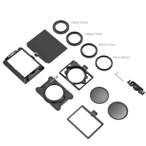 SmallRig-3645-4 Kuva SmallRig 3645 Lightweight Multifunctional Modular Matte Box (95mm) VND Kit, jossa näkyy neliönmuotoiset suodatinpidikkeet, useita sovitinrenkaita (95mm-67/72/77/82mm), suodattimia, kuusiokoloavain ja kiinnitystelineet.