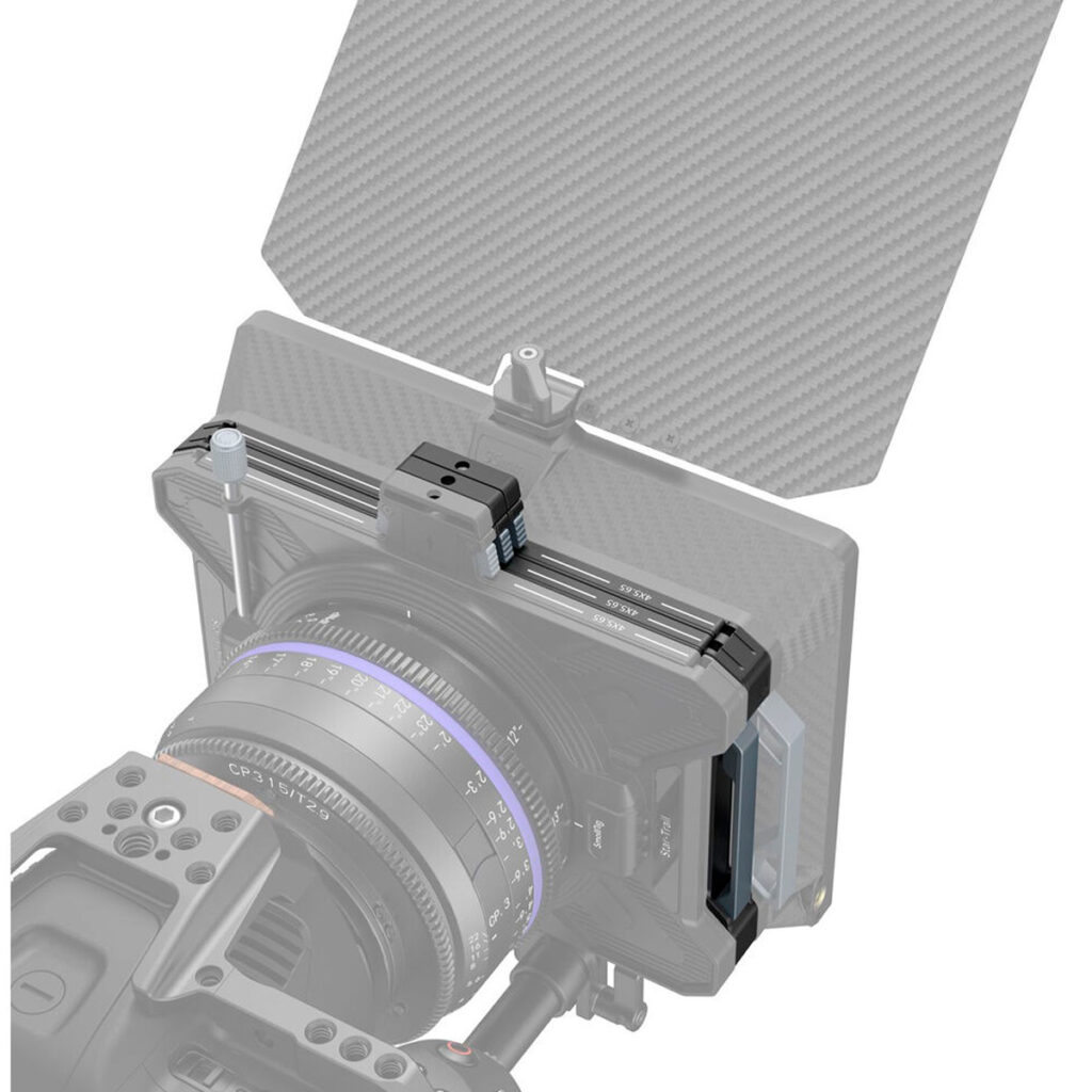 SmallRig-3649-3 Lähikuva SmallRig 3649 Filter Tray 4x5.65" -suodatintarjottimesta, jossa on yksityiskohtaiset kiinnitystarvikkeet ja -komponentit, mukaan lukien objektiivi ja mattapintainen laatikko, jossa on hiilikuituinen ylälippu - ihanteellinen ammattimaiseen elokuva- tai videotuotantoon tarkoitettuihin kokoonpanoihin.