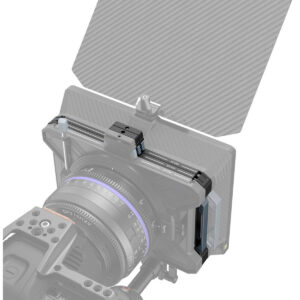 SmallRig-3649-3 Lähikuva SmallRig 3649 Filter Tray 4x5.65" -suodatintarjottimesta, jossa on yksityiskohtaiset kiinnitystarvikkeet ja -komponentit, mukaan lukien objektiivi ja mattapintainen laatikko, jossa on hiilikuituinen ylälippu - ihanteellinen ammattimaiseen elokuva- tai videotuotantoon tarkoitettuihin kokoonpanoihin.