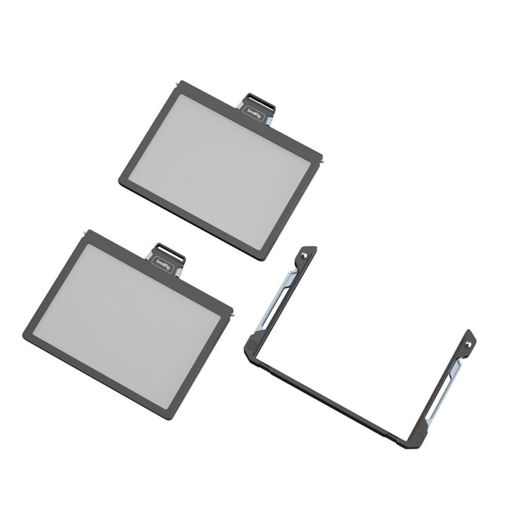 SmallRig-3649-4 Digitaalisessa kuvassa on kolme näkymää SmallRig 3649 Filter Tray 4X5.65" -suodatinalustasta, jossa on tummat kehykset: suljettu etunäkymä, suljettu takanäkymä ja avoin, kulmikas asento.