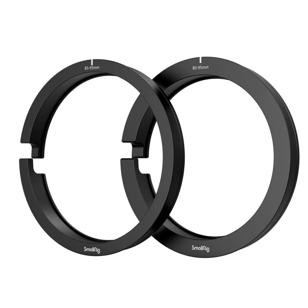 SmallRig-3654 SmallRig 3654 Clamp-On Ring Set (80/85-95 mm) sisältää kaksi mustaa pyöreää metallirengasta, joissa on avoimet aukot ja joissa on merkinnät 80-95 mm ja 85-95 mm, jotka on pinottu hieman päällekkäin ja joissa kummassakin on SmallRig-brändinimi.