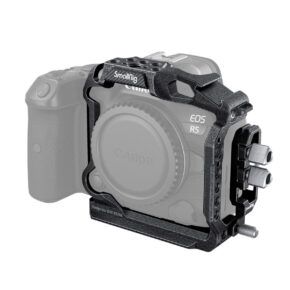 Harmaasävyinen Canon EOS R5 -kamera on varustettu SmallRig 3656 Black Mamba Half Cage & Cable Clamp -laitteella, jossa on useita kiinnityspisteitä ja tukeva kehys lisävarusteille.