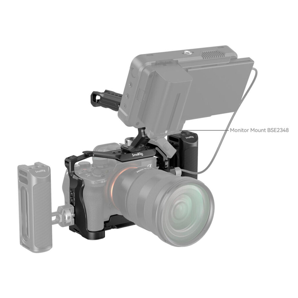 SmallRig-3669-3 SmallRig 3669 Advanced Kit for Sony A7 IV/A7S III -kamerakokoonpanossa on ulkoinen monitori, joka on asennettu päälle monitorikiinnikkeellä BSE2348, kiinnitetty häkkiin sivu- ja yläkahvoilla ja liitetty kameraan kaapelilla.