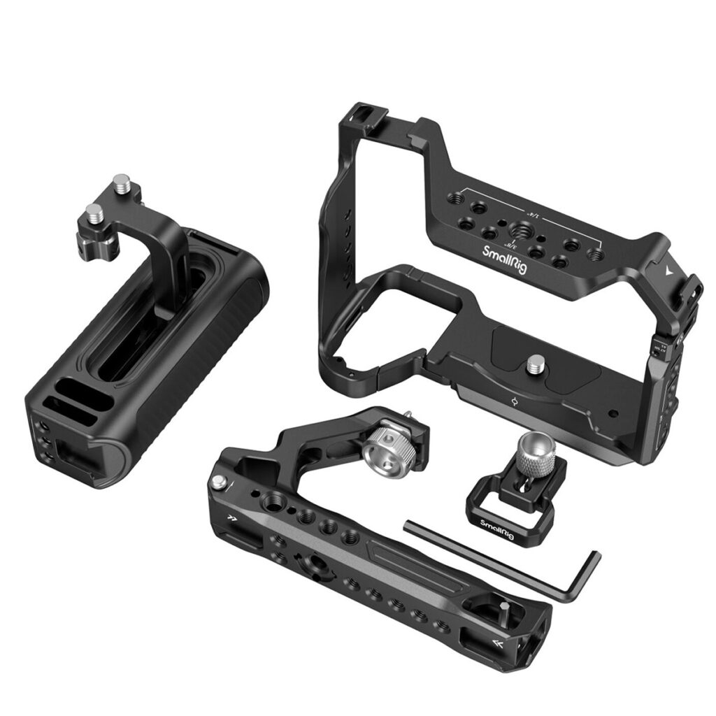 SmallRig-3669-4 SmallRig 3669 Advanced Kit for Sony A7 IV / A7S III sisältää häkkikehyksen, sivukahvan, yläkahvan useilla kiinnikkeillä, juustolevyn, työkalun ja kiinnitysruuvit, jotka kaikki näkyvät valkoisella pohjalla.
