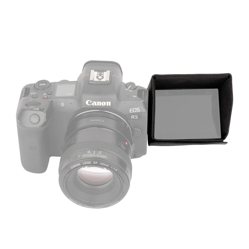 SmallRig-3673-2 50 mm:n objektiivilla varustettu Canon EOS R5 -kameravalaisin näkyy valkoisella pohjalla SmallRig 3673 Sunhood for Canon EOS R3/R5/R5C -neliönmuotoisen, läpinäkyvällä keskellä varustetun kameran lisävarusteen vieressä.