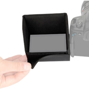 SmallRig-3673-3 Käsi pitää SmallRig 3673 -aurinkosuojaa, joka on osittain kiinnitetty Canon EOS R3/R5/R5C LCD-kameraan ja suojaa näyttöä häikäisyä vastaan. Kamera ja aurinkosuoja näkyvät valkoista taustaa vasten.