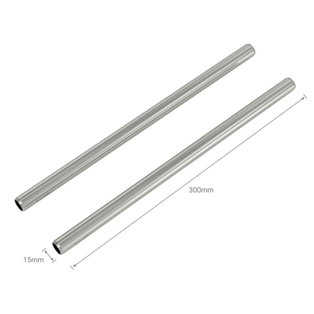 SmallRig-3682-3 Kaksi SmallRig 3682 15 mm:n ruostumattomasta teräksestä valmistettua, 30 cm:n pituista sauvaa on sijoitettu rinnakkain valkoiselle taustalle.