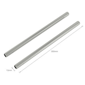 SmallRig-3682-3 Kaksi SmallRig 3682 15 mm:n ruostumattomasta teräksestä valmistettua, 30 cm:n pituista sauvaa on sijoitettu rinnakkain valkoiselle taustalle.