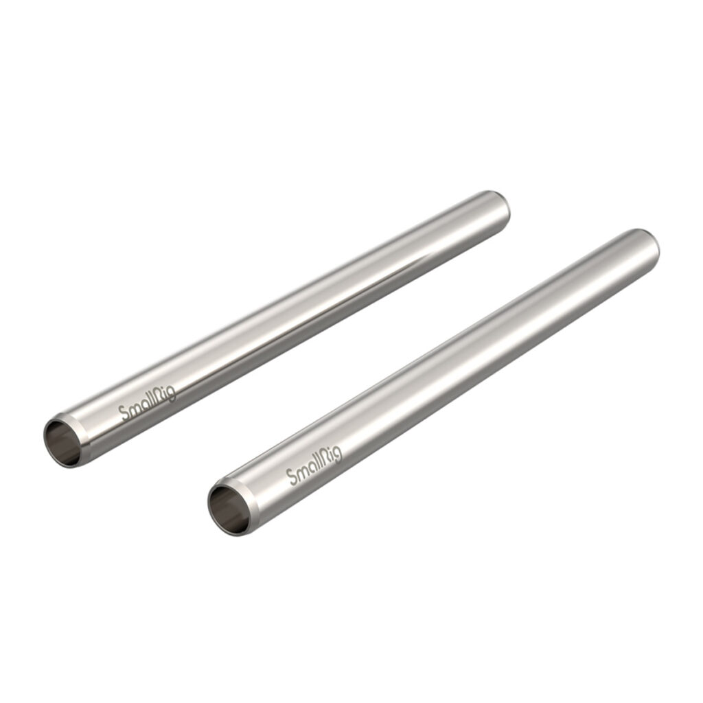 SmallRig-3683-1 Kaksi SmallRig 3683 15 mm:n ruostumattomasta teräksestä valmistettua, 20 cm:n pituista sauvaa, jotka myydään kahden kappaleen sarjana ja jotka on sijoitettu rinnakkain valkoiselle taustalle.