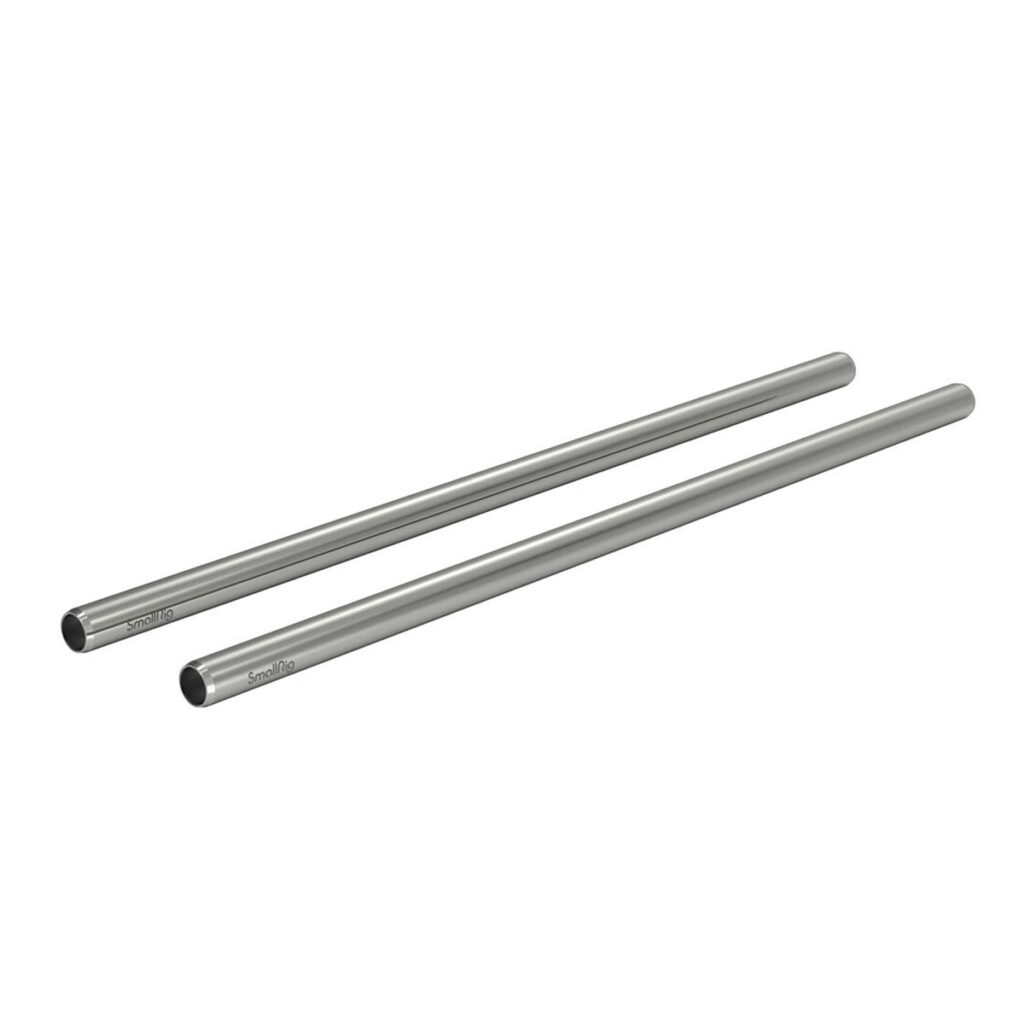 SmallRig-3684-1 Kaksi SmallRig 3684 15mm ruostumattomasta teräksestä valmistettua tankoa (40cm, 2 kpl), jotka sijaitsevat rinnakkain valkoisella pohjalla.