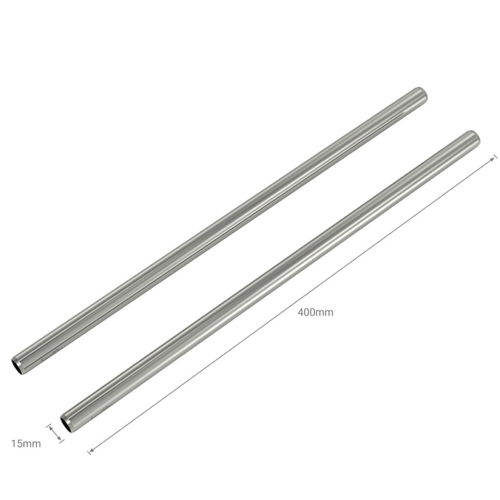 SmallRig-3684-4 Kaksi SmallRig 3684 15 mm:n ruostumattomasta teräksestä valmistettua sauvaa (2 kpl), kumpikin 40 cm pitkä, rinnakkain valkoisella pohjalla.