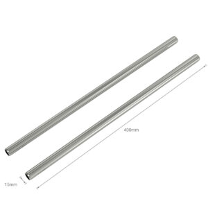SmallRig-3684-4 Kaksi SmallRig 3684 15 mm:n ruostumattomasta teräksestä valmistettua sauvaa (2 kpl), kumpikin 40 cm pitkä, rinnakkain valkoisella pohjalla.