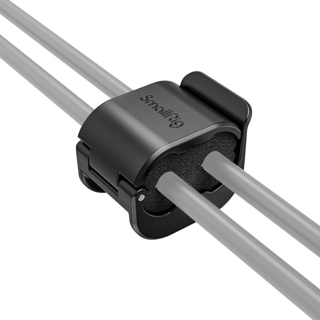 SmallRig-3685-2 SmallRig 3685 Camera Cable Clamp (4 kpl) kiinnittää kaksi harmaata kaapelia rinnakkain ja pitää ne järjestyksessä ja erillään vaahtomuovivuoren ja sivulukitusmekanismin avulla.
