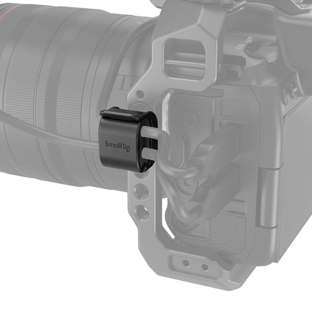 SmallRig-3685-5 Lähikuva kamerarigistä, jossa SmallRig 3685 Camera Cable Clamp (4 kpl) kiinnittää useita kaapeleita, järjestää ja suojaa niitä kameran porttien lähellä.