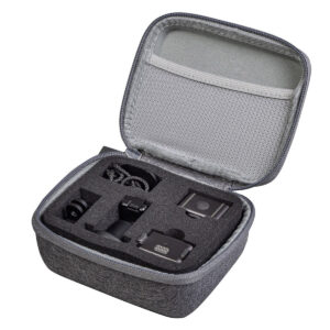 SmallRig-3702-2 SmallRig 3702 Storage Bag for DJI Action 2 on harmaa vetoketjullinen laukku, jossa on vaahtomuovinen sisäpinta ja joka pitää action-kameran ja sen lisävarusteet - kuten kiinnikkeet ja latauskaapeli - turvallisesti järjestyksessä erillisissä lokeroissa.