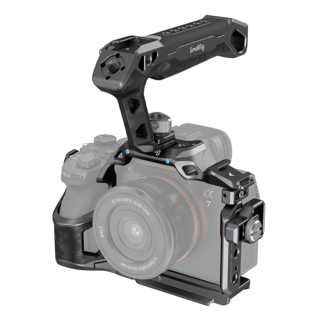 SmallRig-3708 SmallRig 3708 Rhinoceros Basic Cage Kit for Sony A7R V/A7 IV/A7S III on metallinen häkki, jossa on yläkahvan kahva vakaaseen käsivarakuvaukseen ja lisävarusteiden kiinnittämiseen; SmallRig-brändi näkyy kahvassa.