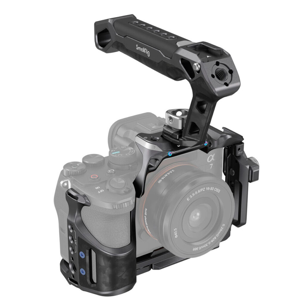 SmallRig-3708-2 SmallRig 3708 Rhinoceros Basic Cage Kit for Sony A7R V / A7 VI / A7 SIII on musta häkki, jossa on yläkahva, kuvioitu kahva ja useita kiinnityspisteitä, jotka tarjoavat lisää vakautta ja lisävarustevaihtoehtoja videokuvaukseen.
