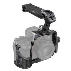 SmallRig-3708-2 SmallRig 3708 Rhinoceros Basic Cage Kit for Sony A7R V / A7 VI / A7 SIII on musta häkki, jossa on yläkahva, kuvioitu kahva ja useita kiinnityspisteitä, jotka tarjoavat lisää vakautta ja lisävarustevaihtoehtoja videokuvaukseen.