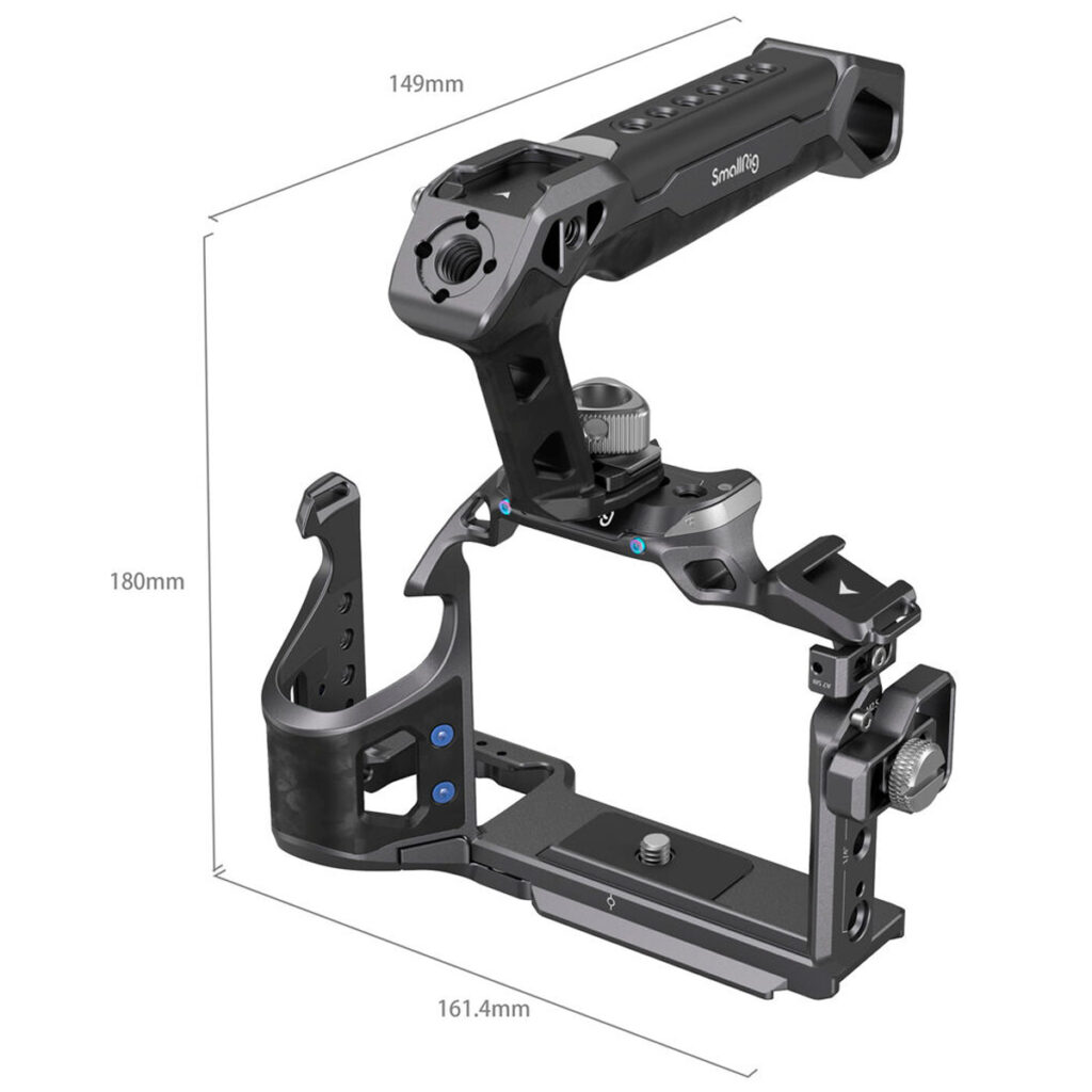 SmallRig-3708-3 SmallRig 3708 Rhinoceros Basic Cage Kit for Sony A7R V/A7 VI/A7 SIII, kuvassa mustana, jossa on merkkikahva, näkyy valkoisella pohjalla; mitat ovat 149 mm leveä, 161,4 mm syvä ja 180 mm korkea.