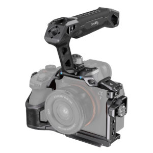 SmallRig-3708 SmallRig 3708 Rhinoceros Basic Cage Kit for Sony A7R V/A7 IV/A7S III on metallinen häkki, jossa on yläkahvan kahva vakaaseen käsivarakuvaukseen ja lisävarusteiden kiinnittämiseen; SmallRig-brändi näkyy kahvassa.