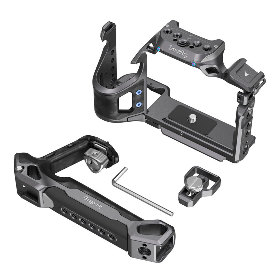 SmallRig-3708-4 SmallRig 3708 Rhinoceros Basic Cage Kit Sony A7R V:lle, A7 VI:lle tai A7 SIII:lle sisältää mustan kamerahäkin rungon, sivukahvan, yläkahvan, kuusiokoloavaimen ja kiinnitysruuvin valkoisella pohjalla.