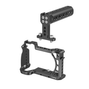 SmallRig-3720-2 SmallRig 3720 Handheld Kit Sony A6600:lle sisältää mustan metallisen kamerahäkin, jossa on merkintä "SmallRig" ja sen yläpuolella erikseen esitetty kahva. Molemmissa on useita kierteitettyjä reikiä lisävarusteiden kiinnittämistä varten.