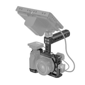 SmallRig-3720-4 SmallRig 3720 Handheld Kit Sony A6600:lle sisältää digitaalisen kameran suojaavassa metallihäkissä, jossa on kahva, päälle asennettu ulkoinen monitori ja liitetyt kaapelit - ihanteellinen ammattimaiseen videokuvaukseen.