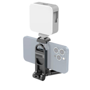 SmallRig-3727-4 Älypuhelin on kiinnitetty harmaaseen SmallRig 3727 Universal Smartphone Holder -pidikkeeseen, ja sen yläpuolelle on kiinnitetty suorakulmainen LED-valo, joka on ihanteellinen valokuvausta tai videokuvausta varten.