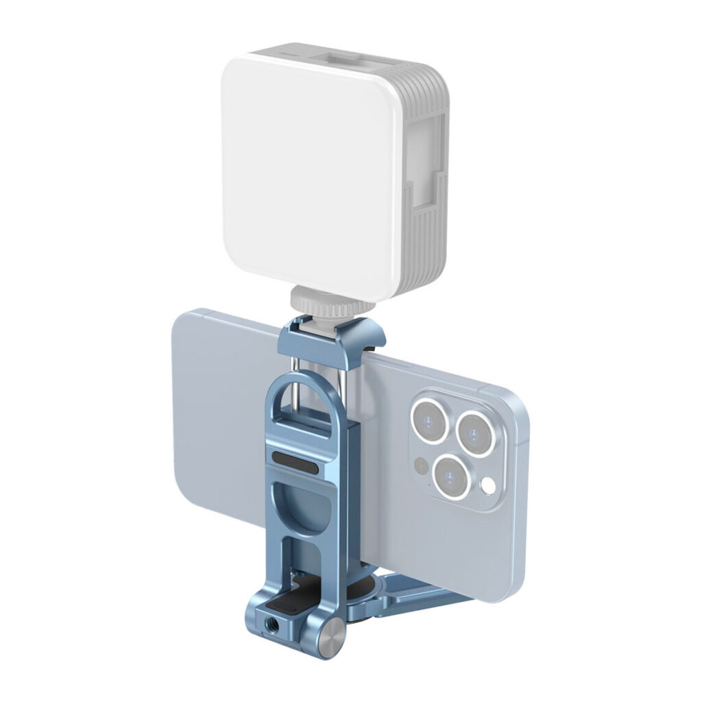 SmallRig-3728-3 SmallRig 3728 Universal Smartphone Holder Blue -älypuhelintelineeseen on kiinnitetty puhelin ja sen yläpuolelle kiinnitetty pieni suorakulmainen LED-valo, joka on ihanteellinen valokuvaukseen tai videokuvaukseen.