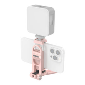 SmallRig-3729-3 Valkoinen älypuhelin on kiinnitetty vaaleanpunaiseen SmallRig 3729 Universal Smartphone Holder -älypuhelintelineeseen, jonka päällä on suorakulmainen valkoinen valaisin, mikä luo ihanteellisen asetelman valokuvausta tai videokuvausta varten.
