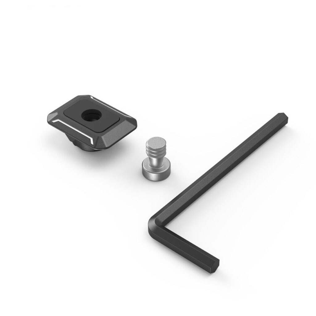 SmallRig-3730-1 SmallRig 3730 Drop-In HawkLock Mini Universal QR Top Plate, ruuvi ja musta kuusiokoloavain on sijoitettu valkoiselle taustalle.