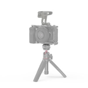 SmallRig-3730-2 SmallRig 3730 Drop-In HawkLock Mini Universal QR Top Plate näkyy selvästi valkoista taustaa vasten, ja sen päällä on himmeä digitaalikamera, joka korostaa ylälevyä pääkohteena.