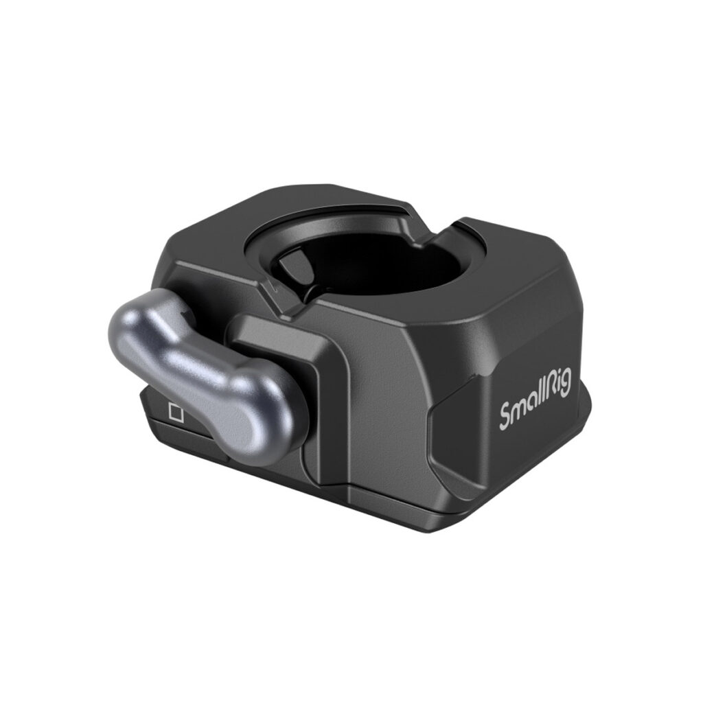 SmallRig-3731-1 SmallRig 3731 Drop-In HawkLock Mini Universal QR Baseplate on musta, neliönmuotoinen kameran lisävarusteiden kiinnitin, jossa on pyöristetyt reunat ja hopeinen vipu, jossa on SmallRig-logo, ja joka on suunniteltu kameran kiinnityskomponenttien turvalliseen kiinnittämiseen.