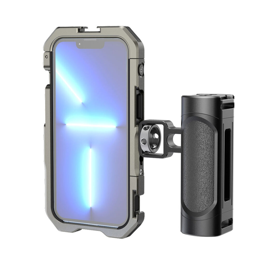 SmallRig-3735-4 SmallRig 3735 Handheld Video Kit for iPhone 13 -laitteessa on metallirunko ja suuri, irrotettava sivukahva, joka muistuttaa kameran kahvaa ja joka pitää iPhonen ja sen sinisesti valaistun näytön tukevasti paikoillaan.