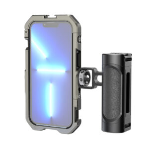 SmallRig-3735-4 SmallRig 3735 Handheld Video Kit for iPhone 13 -laitteessa on metallirunko ja suuri, irrotettava sivukahva, joka muistuttaa kameran kahvaa ja joka pitää iPhonen ja sen sinisesti valaistun näytön tukevasti paikoillaan.
